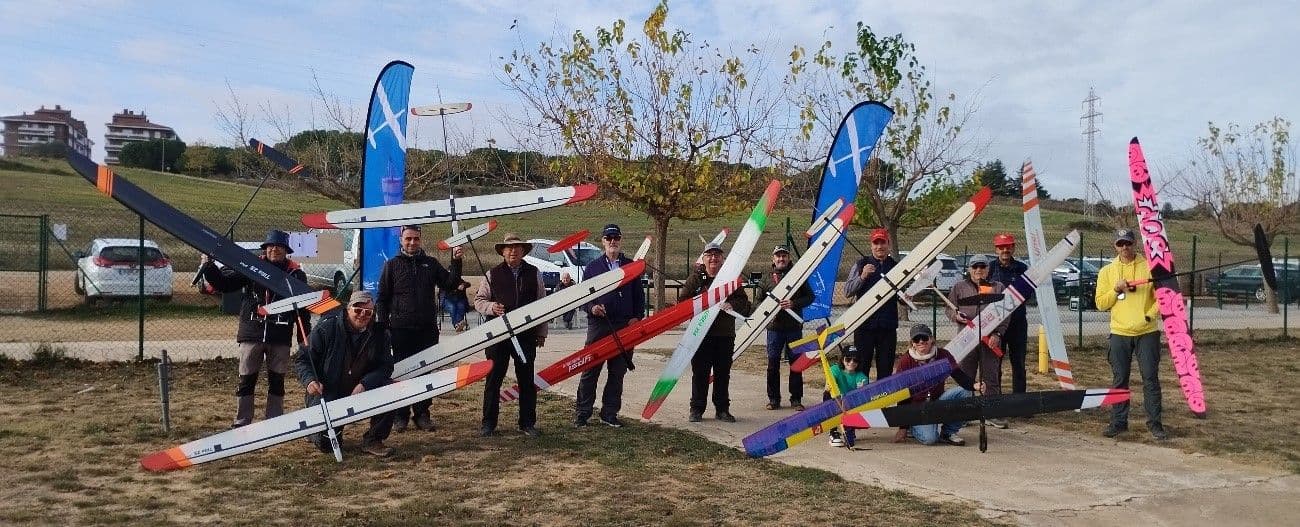 Participants del campionat F5 ALES 2024 amb els seus aeromodels
